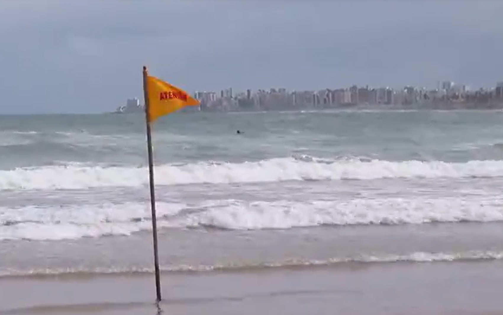 Marinha emite alerta de mau tempo com ventos fortes de até 60 km/h no litoral da Bahia; veja previsão para terça