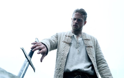 'Rei Arthur, A Lenda da Espada' traz referências a 'Game of Thrones' e um rei Arthur sarcástico 