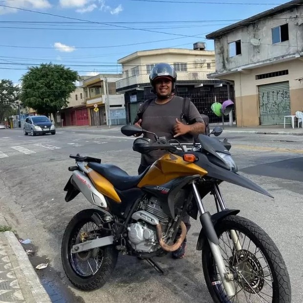 O entregador Luiz Henrique Santos Oliveira, de 22 anos, diz que pessoas se assustam ao vê-lo com mochila de entregador (Foto: ARQUIVO PESSOAL via BBC)