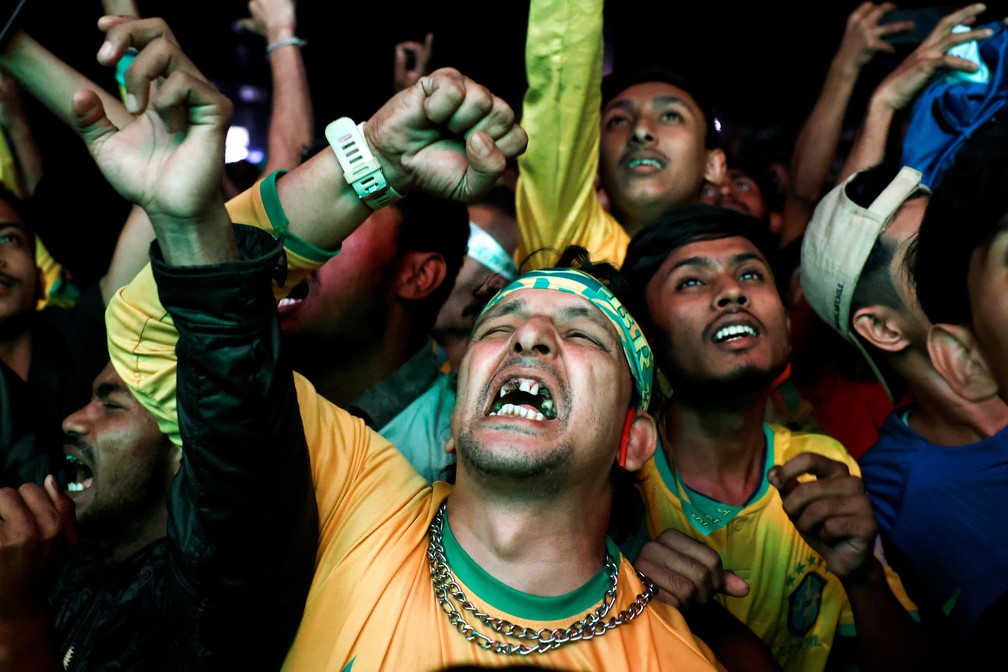 Torcedores do Brasil comemoram gol contra a Suíça na Universidade de Dhaka, em Bangladesh — Foto: Mohammad Ponir Hossain/Reuters