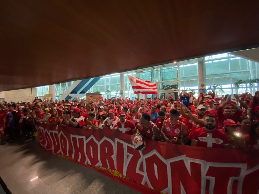 Torcida do América-RN recepciona elenco após título da Série D — Foto: Augusto César Gomes/ge