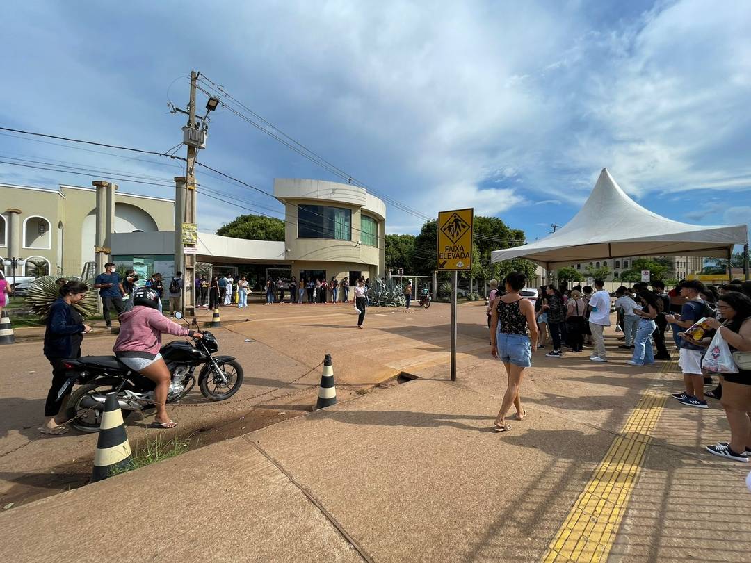ENEM 2022 - DOMINGO (13) – PORTO VELHO (RO) - Candidatos saindo após o primeiro dia de prova do Enem na faculdade Fimca em Porto Velho