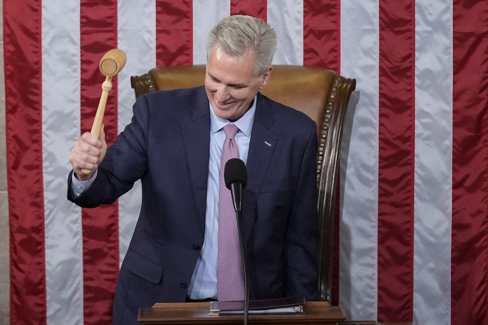 Novo presidente da Câmara dos EUA, Kevin McCarthy segura martelo na principal poltrona do Capitólio — Foto: Andrew Harnik/AP