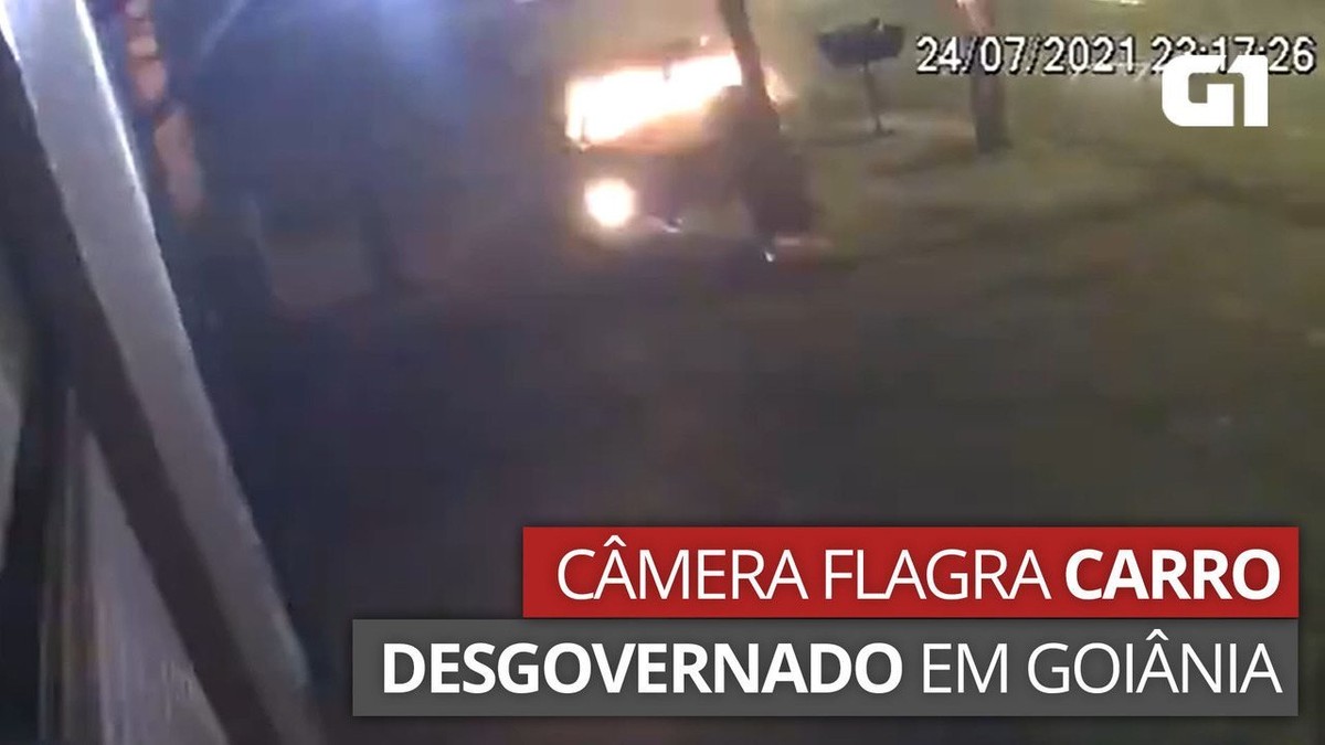 Carro Desgovernado Derruba Poste E Para Após Bater Contra Portão De