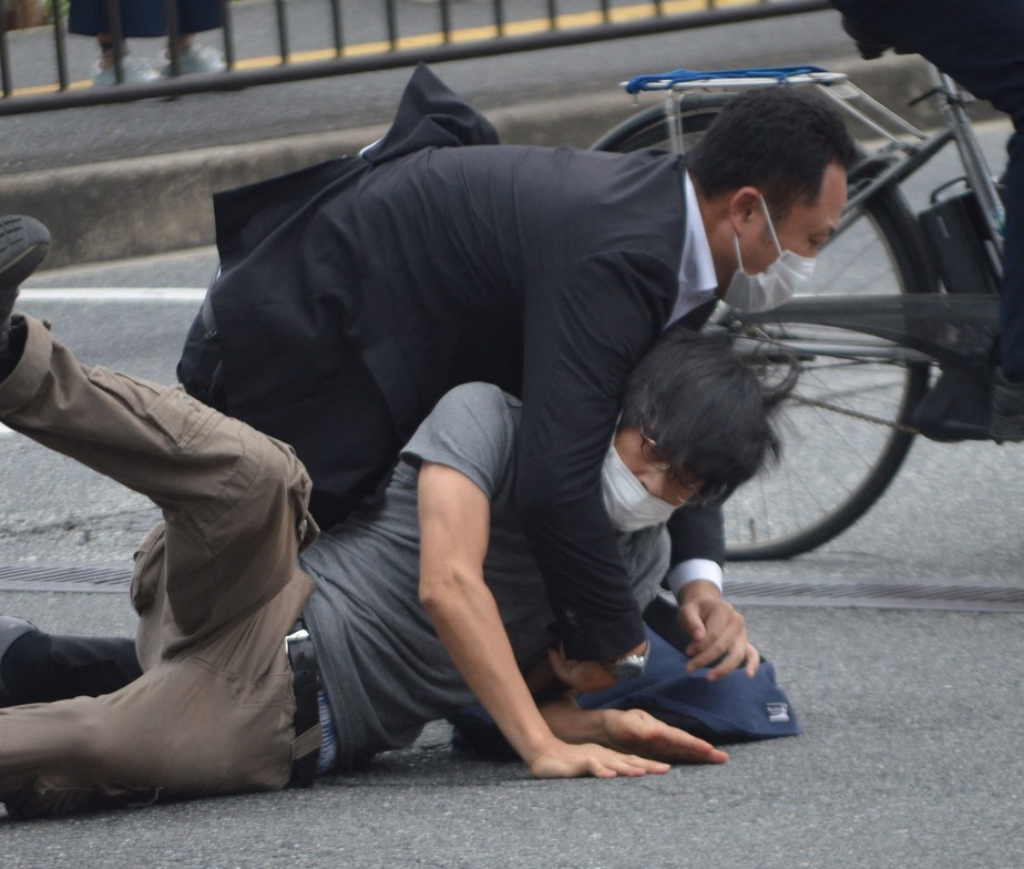 Homem suspeito de atirar no ex-primeiro-ministro japonês Shinzo Abe é derrubado pela polícia na estação Yamato Saidaiji, na cidade de Nara