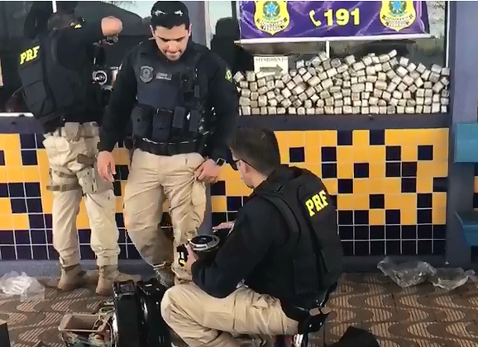 Droga estava escondida dentro de caixas de som — Foto: Indianara Campos/TVCA