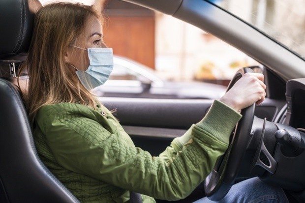 Mulher com máscara no carro (Foto: Divulgação)