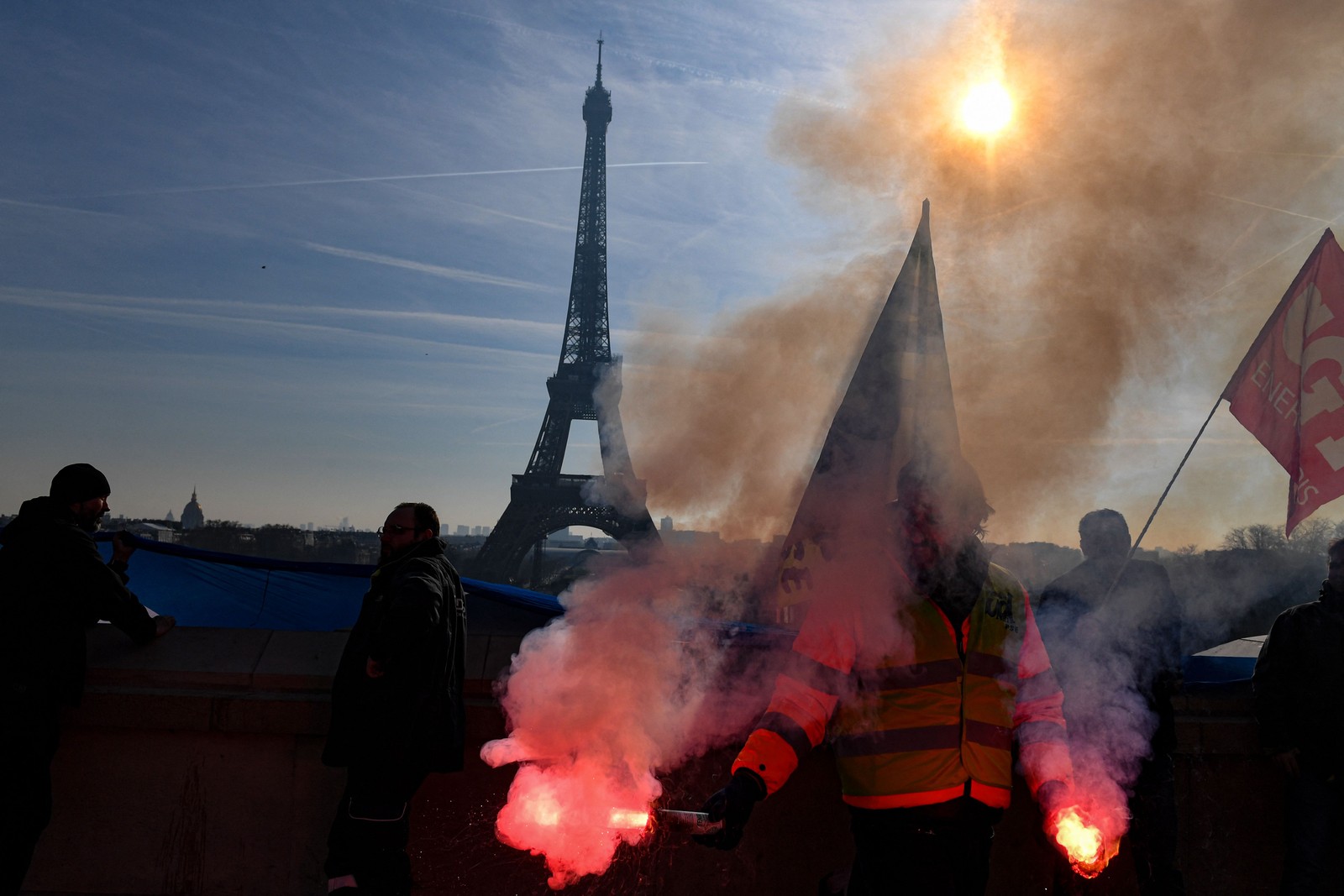 Trabalhadores tomam ruas de Paris para protestar contra reforma da previdência proposta pelo presidente Emmanuel Macron — Foto: ALAIN JOCARD/AFP