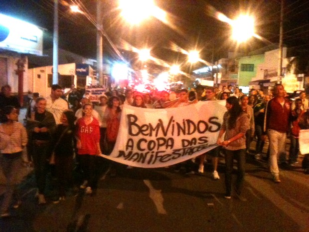 Protesto percorreu ruas da região central de São Sebastião nesta quarta-feira (26). (Foto: Wanderson Borges/TV Vanguarda)