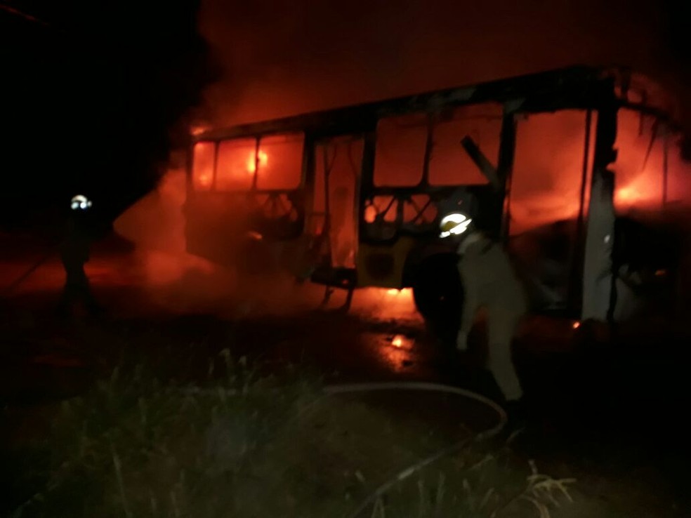 Três ônibus foram incendiados durante a noite, segundo o Corpo de Bombeiros (Foto: Divulgação/Corpo de Bombeiros)