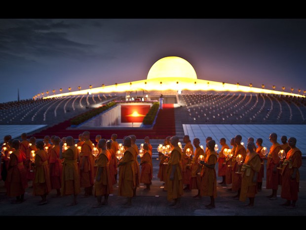 Budistas tailandeses em Wat Dhammakaya comemoram o Visakha Bucha, considerado a data mais importante do budismo. Fiéis de todo o mundo celebram o nascimento, a iluminação e a morte de Buda, há 2.600 anos. (Foto: AP)