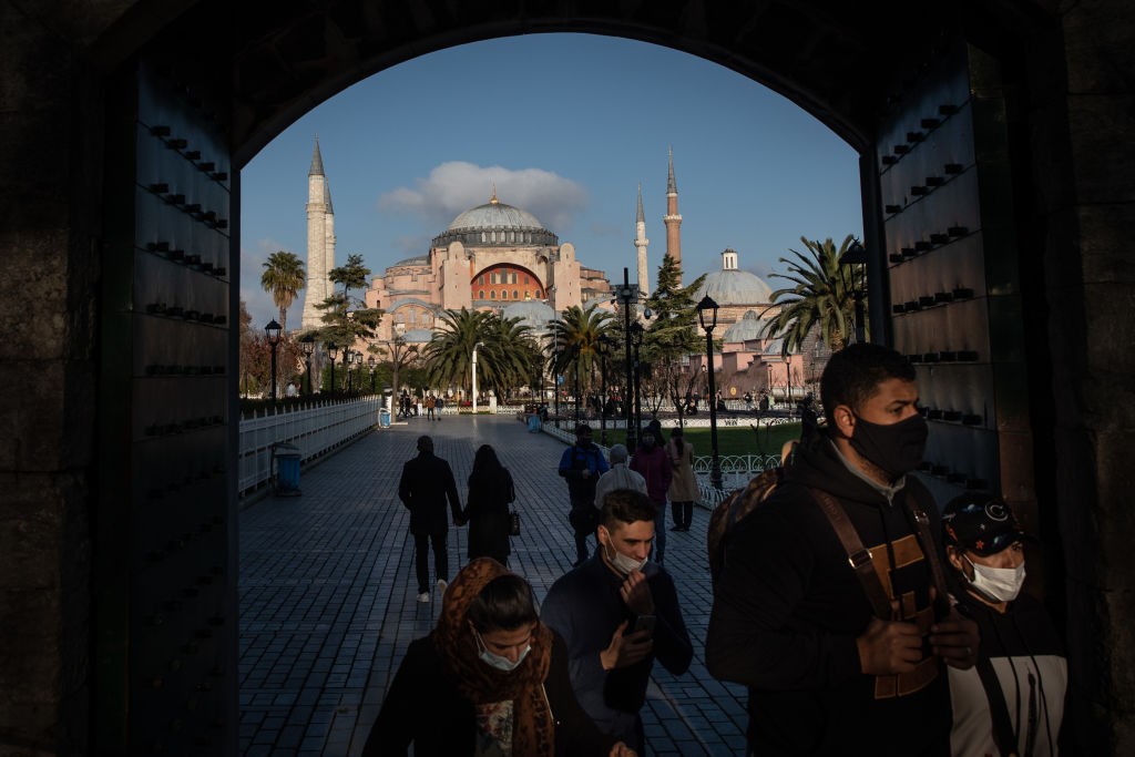 ISTANBUL, TURKEY - DECEMBER 06: Tourists enter the grounds of the Blue mosque in front of the Hagia Sophia Grand Mosque during a national weekend coronavirus lockdown on December 06, 2020, in Istanbul, Turkey. Amid surging coronavirus figures, Turkey has  (Foto: Getty Images)