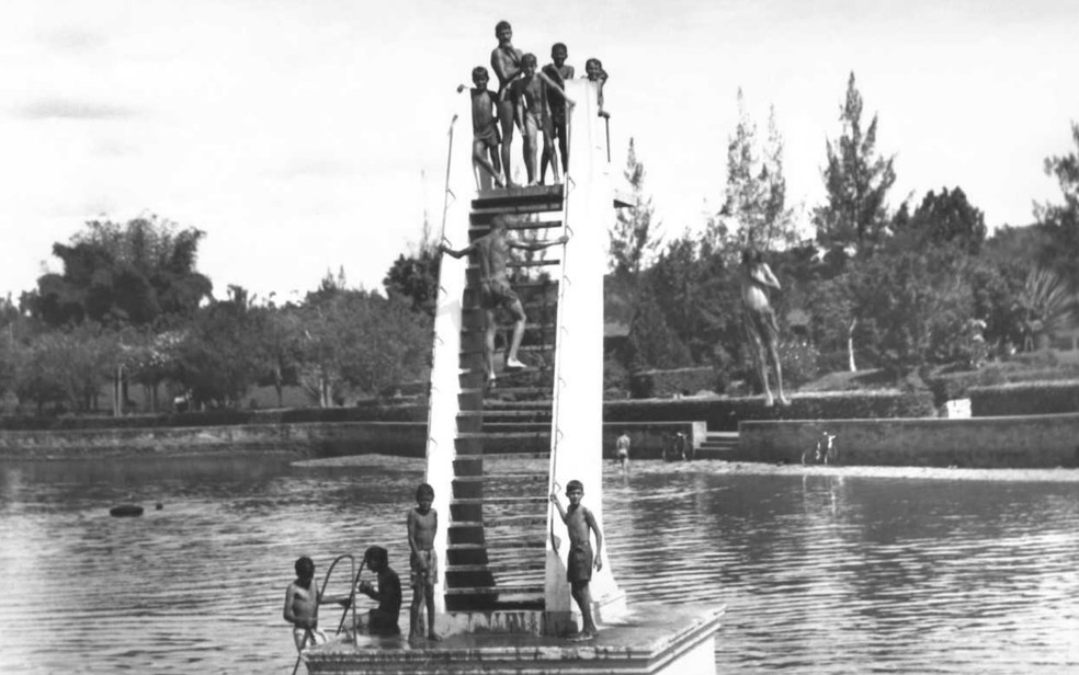 Meninos brincam no trampolim do Lago das Rosas, na década de 1950, em Goiânia — Foto:  Hélio de Oliveira/ Divisão de Patrimônio Histórico da Secretaria de Cultura