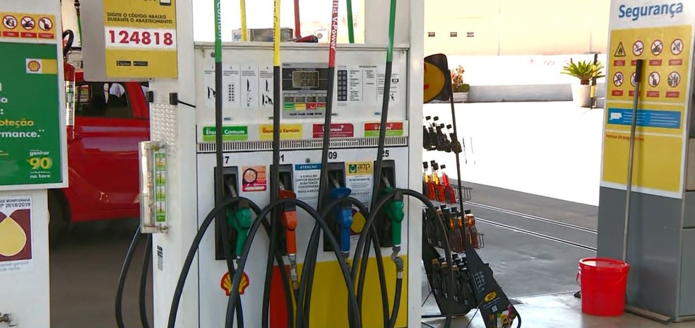 Na hora de abastecer, carros 'flex' possibilitam escolha mais econômica  — Foto: Reprodução/EPTV