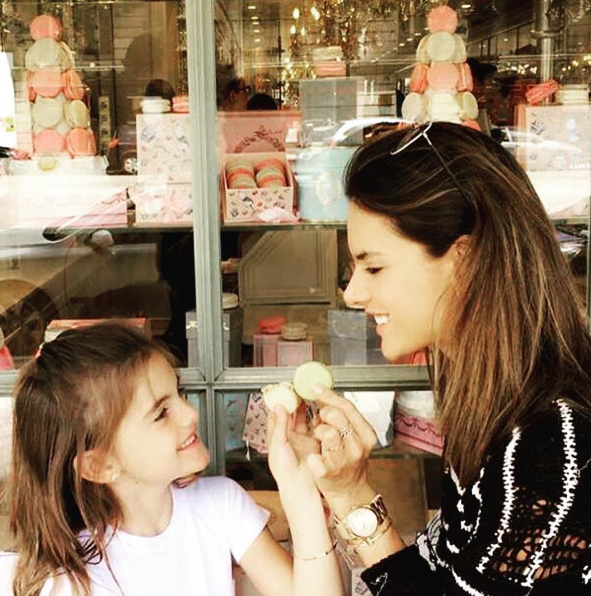 Modelo Alessanda Ambrosio com a filha em Paris  (Foto: Reprodução/Instagram)