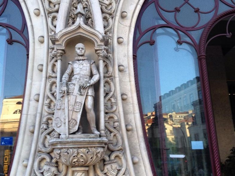 A estátua (agora destruída) de Dom Sebastião, em Lisboa (Foto: Reprodução/ Instagram)