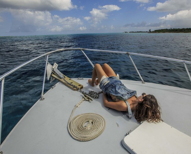 Isis Valverde relaxa no barco (Foto: Gshow)