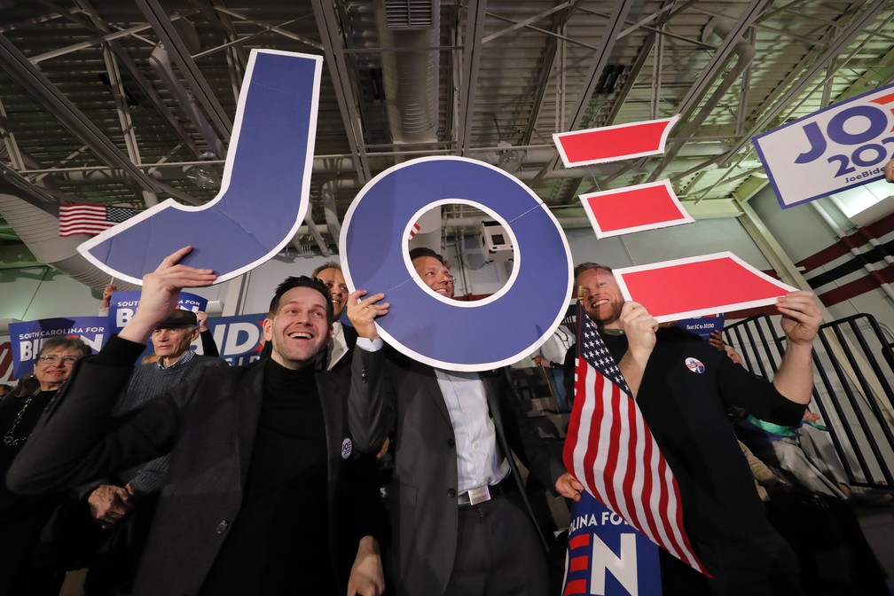 Apoiadores de Joe Biden comemoram vitória do pré-candidato nas primárias da Carolina do Sul neste sábado (29) — Foto: Gerald Herbert/AP Photo