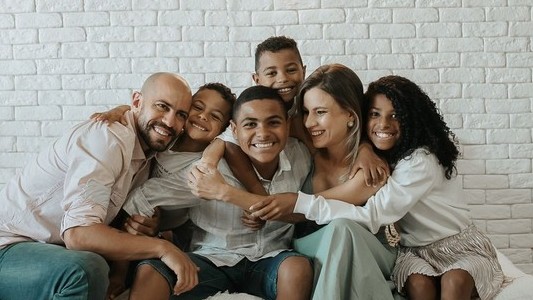 Mãe adota 4 irmãos e dá depoimento sobre alegrias e percalços: 'Certeza muito grande'