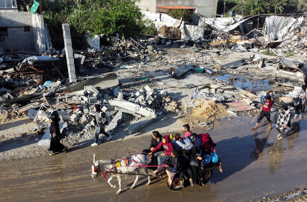 Grupo de pessoas deixa a cidade de Khan Younes, no sul, em direção ao norte da Faixa de Gaza, após trégua de bombardeios começara a valer, em 24 de outubro de 2023.