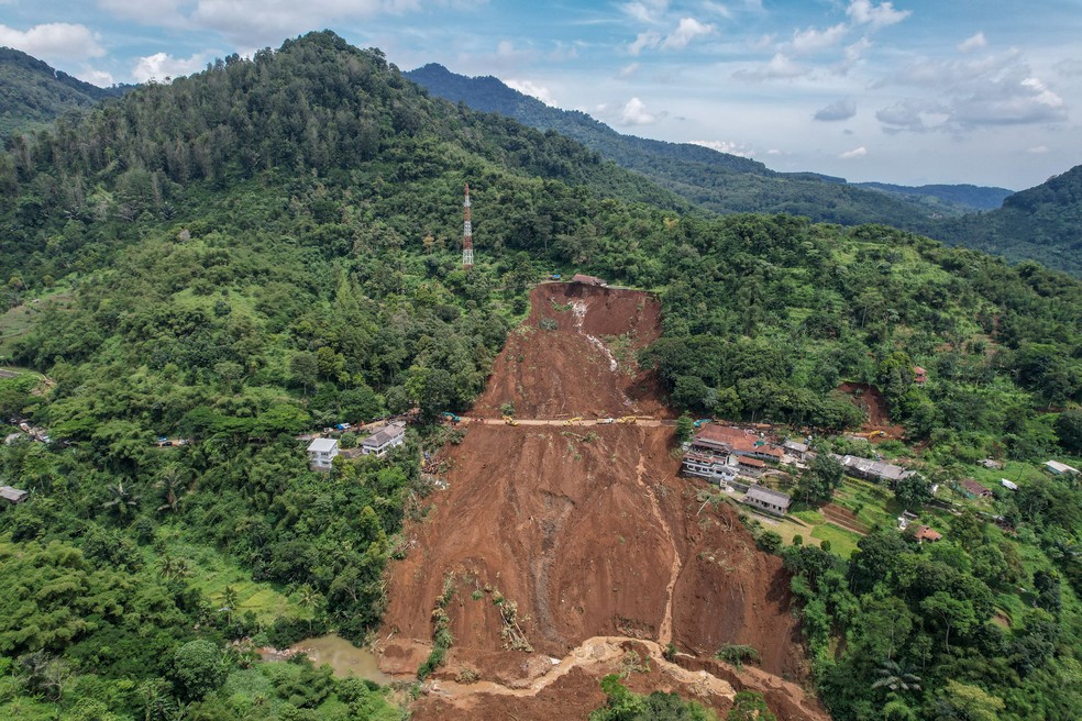 Foto aérea de 22 de novembro de 2022 mostra o estrago provocado por terremoto em Cianjur, na Indonésia — Foto: Antara Foto/Raisan Al Farisi/Reuters