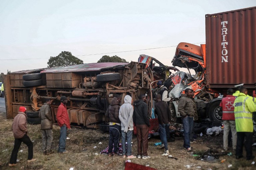 Ônibus e caminhão colidem em estrada no centro Quênia, neste domingo (31) (Foto: AFP)