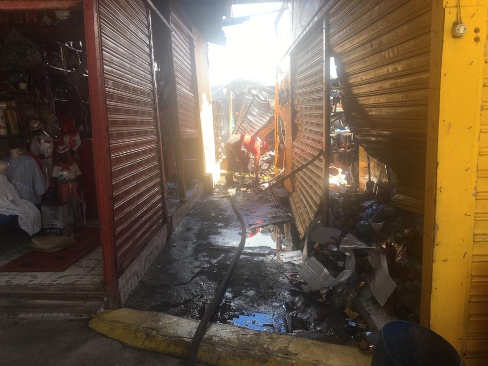 Corpo de Bombeiros faz rescaldo em incêndio no Mercado da Produção de Maceió — Foto: Douglas Lopes/ TV Gazeta