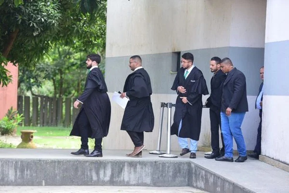 Kauã e Joaquim: advogado Pedro Ramos (segundo na foto) deixa defesa de Georgeval no início do julgamento. — Foto: Carlos Alberto Silva/Rede Gazeta
