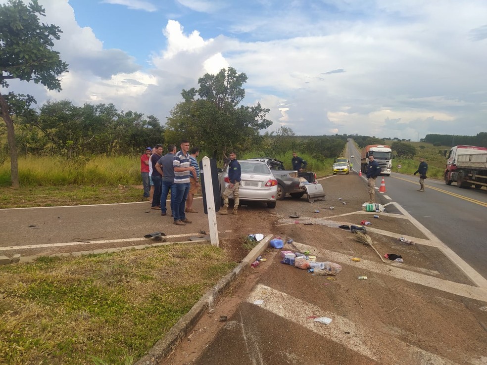 Produtos transportados em um dos carros espalhados na rodovia — Foto: Polícia Rodoviária Federal/Divulgação