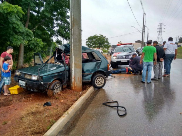 Lado do motorista ficou destruído (Foto: Divulgação / Jornal Ita News)