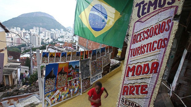 Bandeira do brasil em comércio da favela de Santa Marta (Foto: Mario Tama/Getty Images)