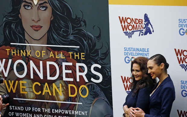 Gal Gadot, que intepreta a Mulher Maravilha nos cinemas, e a atriz Lynda Carter, que fez a personagem em sua versão para a TV, posam juntas durante cerimônia na sede da ONU, em Nova York (Foto: REUTERS/Carlo Allegri)