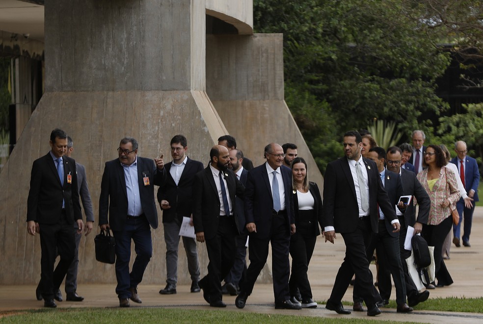 Articulação. Alckmin (ao centro) chega ao CCBB para reuniões da transição: arco político começa a ficar mais claro, mas ainda há nós a serem desatados — Foto: Cristiano Mariz/O Globo