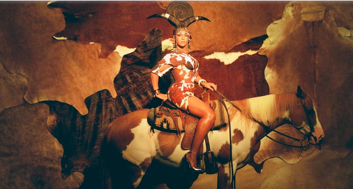 Beyoncé usa Burberry personalizado (Foto: Divulgação)