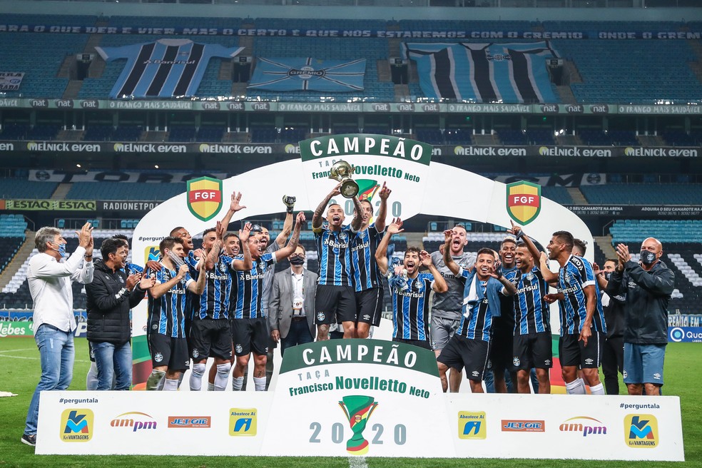Everton Cebolinha levanta ta&ccedil;a de campe&atilde;o do 2&ordm; turno do Gauch&atilde;o &mdash; Foto: Lucas Uebel/Gr&ecirc;mio