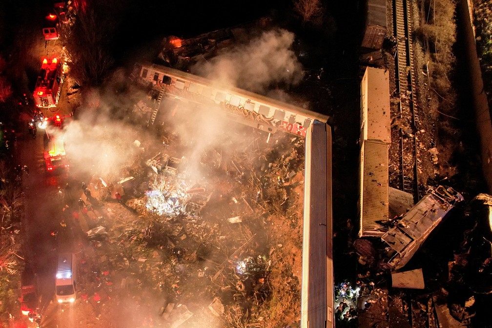 Colisão de trens na Grécia mata dezenas de pessoas — Foto: Giannis Floulis/Reuters