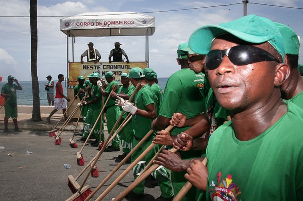 Lavagem no Circuito Barra-Ondina logo apos a passagem do Arrastao encerrando o carnaval de Salvador - BA (Foto: Lavagem no Circuito Barra-Ondina logo apos a passagem do Arrastao encerrando o carnaval de Salvador - BA)