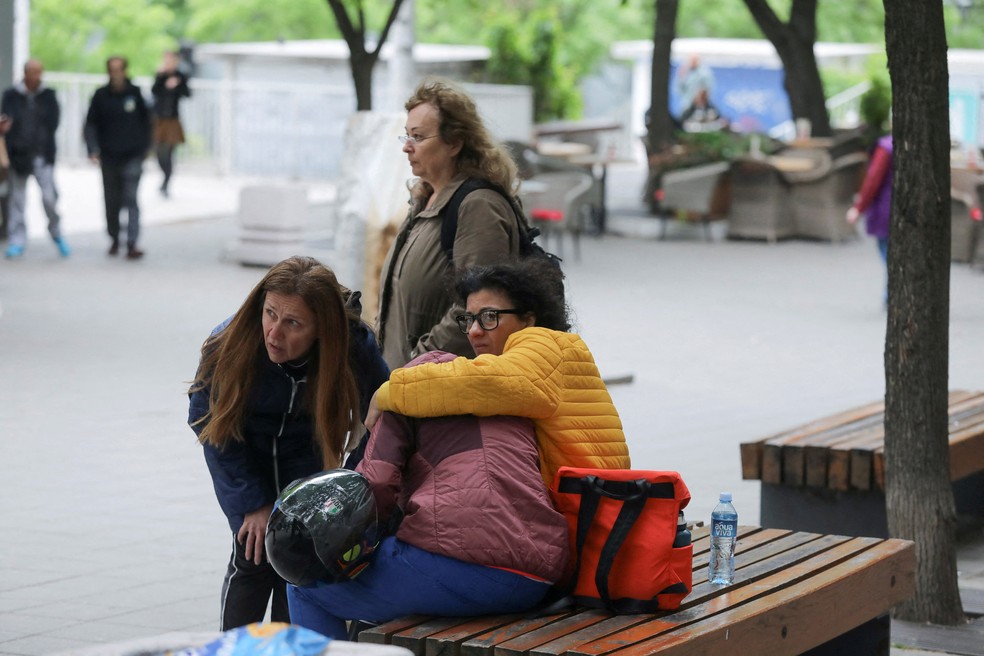 Mães de estudantes se abraçam após adolescente abrir fogo em escola em Belgrado, na Sérvia, em 3 de maio de 2023. — Foto: Djordje Kojadinovic/ Reuters