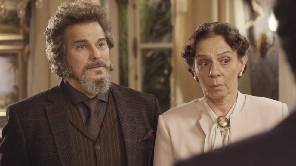 Dom Sabino e Dona Agustina ficam surpresos com o casamento — Foto: Globo