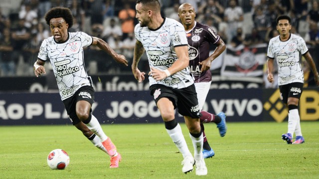 Willian e Renato Augusto em jogo do Corinthians contra a Ferroviria