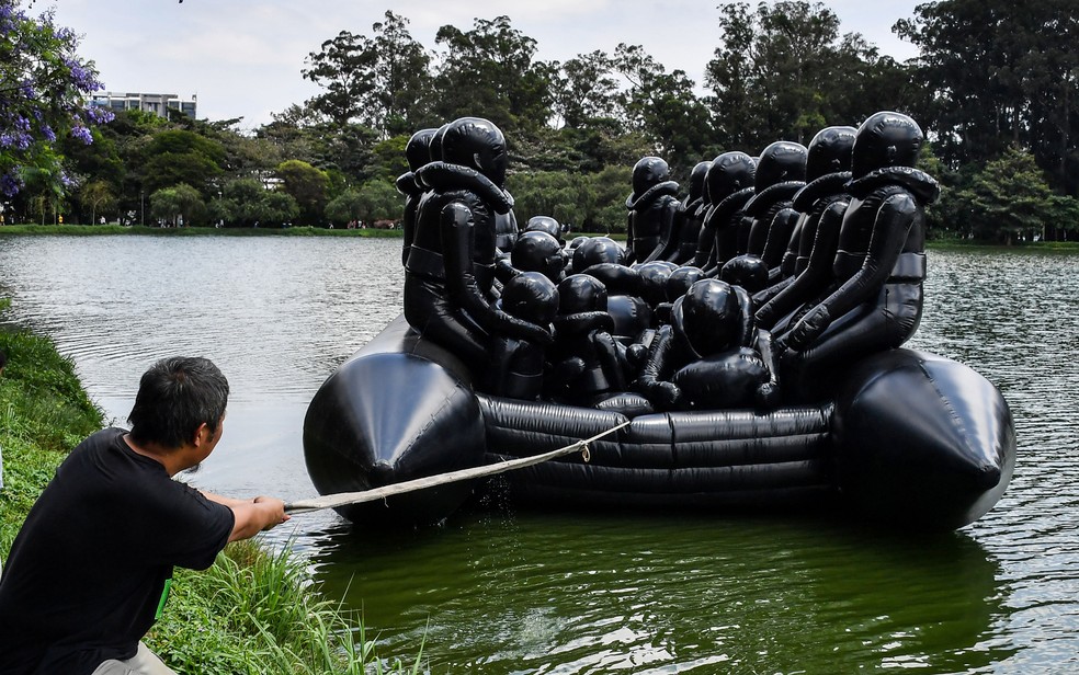 Obra do artista chinÃªs Ai Weiwei representa barco de refugiados no Parque do Ibirapuera, em SP â€” Foto: Nelson Almeida/AFP