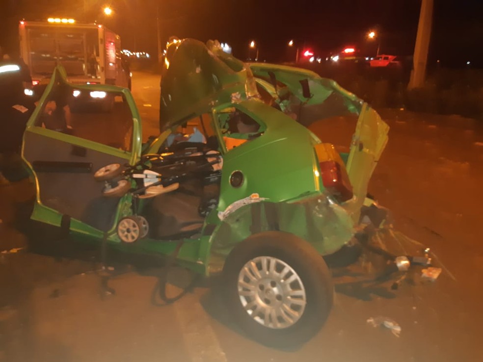 Batida entre dois carros matou um bebê e outras três pessoas na BR-277, em Foz do Iguaçu — Foto: Divulgação/PRF