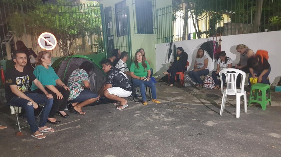 Professores substitutos aprovados em seleção pública acampam em frente órgão da prefeitura para garantir lotação. — Foto: Rafaela Duarte/ SVM