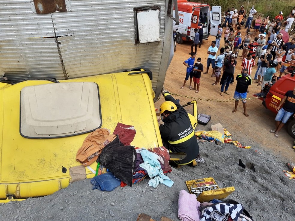 Duas pessoas foram desencarceradas das ferragens  — Foto: Corpo de Bombeiros/Divulgação