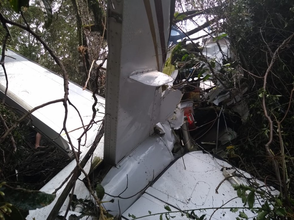 Avião de pequeno porte caiu em área de montanha e de difícil acesso — Foto: Alex Pacheco/ Atual FM
