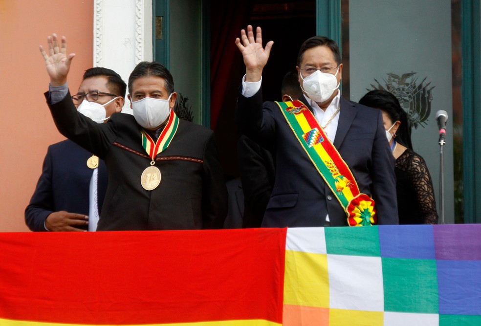 Luis Arce, à direita, e o vice David Choquehuanca tomaram posse em cerimônia realizada neste domingo (8) em La Paz — Foto: Jorge Mamani/AP Photo