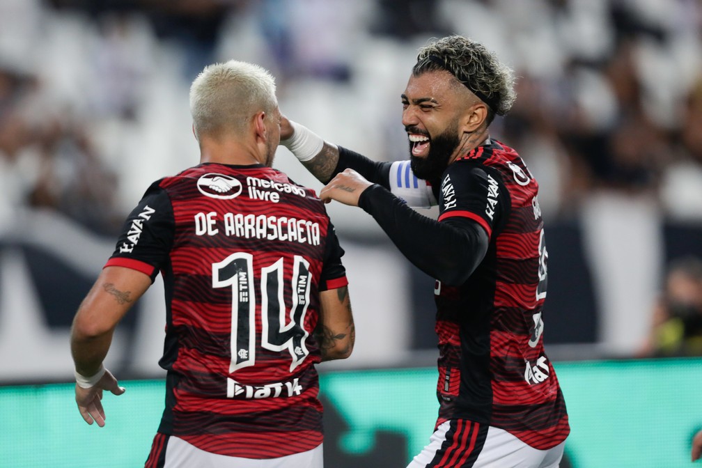 Arrascaeta e Gabigol comemoram gol do Flamengo — Foto: Gilvan de Souza/Flamengo