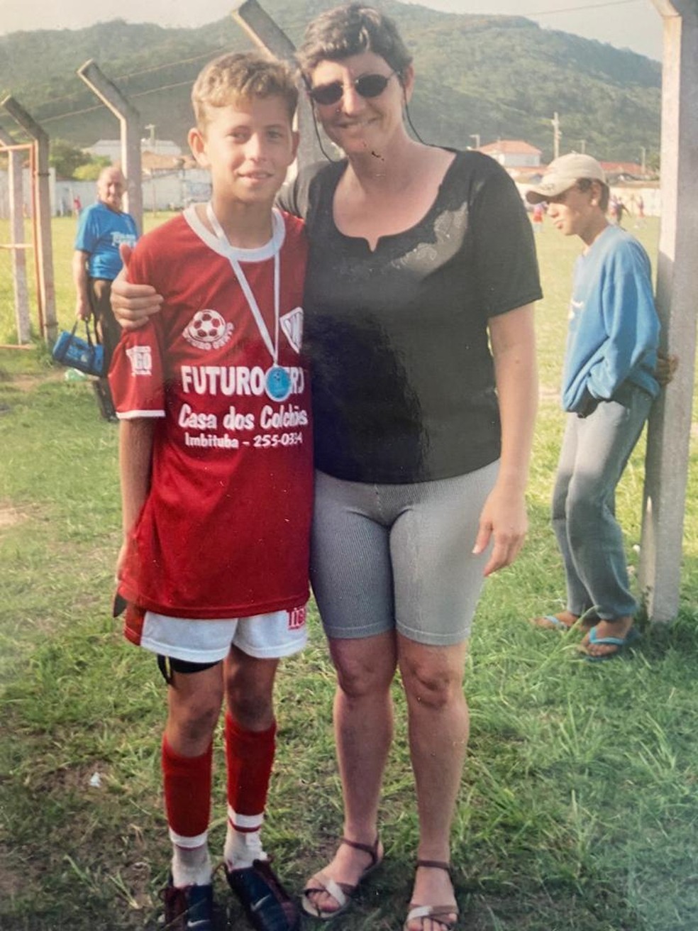 Jorginho quando jogava pelo Vila Nova de Imbituba e a mãe Maria Tereza  — Foto: Arquivo pessoal