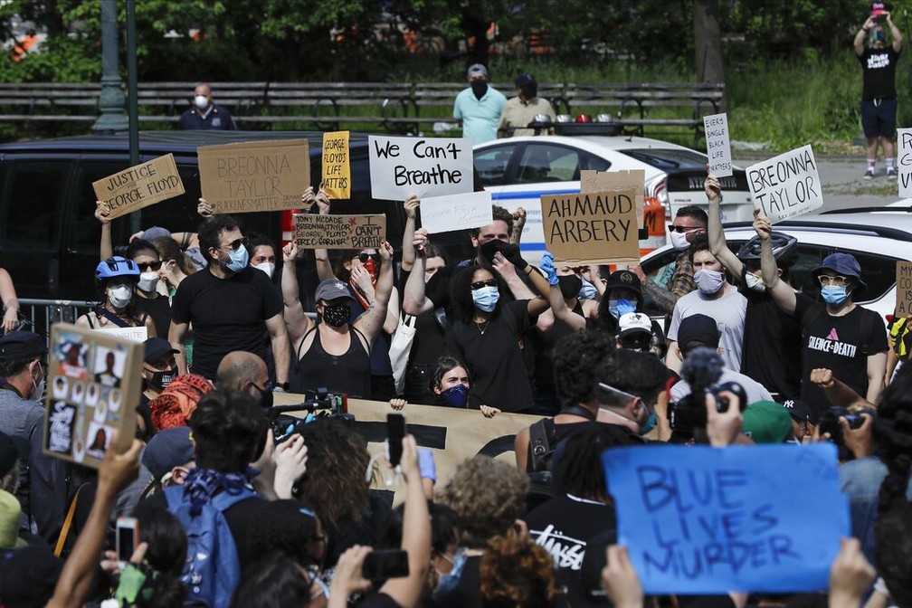 29 de maio – 'Não podemos respirar' ('We can't breathe); Manifestantes em Nova York protestam após a morte de George Floyd, homem negro morto por um policial branco em Minneapolis, nos EUA — Foto: Frank Franklin II/AP