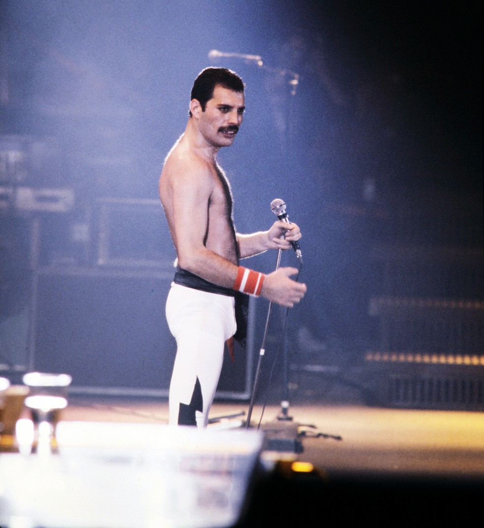 Freddie Mercury durante show do Queen no Palais Omnisports de Paris Bercy, em setembro de 1984 — Foto: Jean-Claude COUTAUSSE / AFP